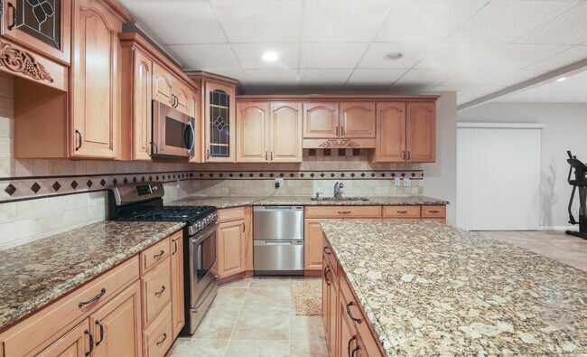 Building Photo - 6569 Whispering Woods Dr