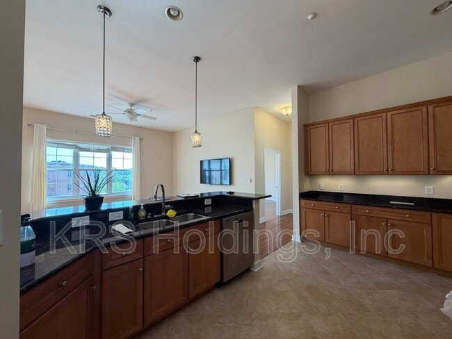 Building Photo - 670 Town Center Dr