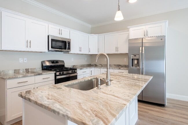 Building Photo - 8 Edgewater Cir