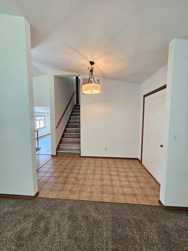 Building Photo - Beautiful 4 Bedroom Home on the Lake-May Rent FREE!