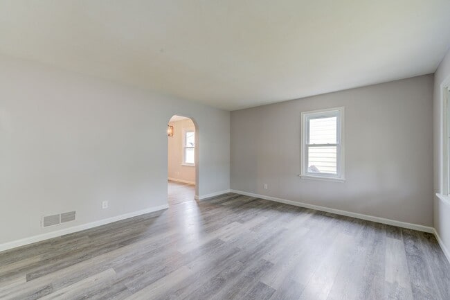 Building Photo - Beautiful 2-Bed, 1-Bath House in Overland ...