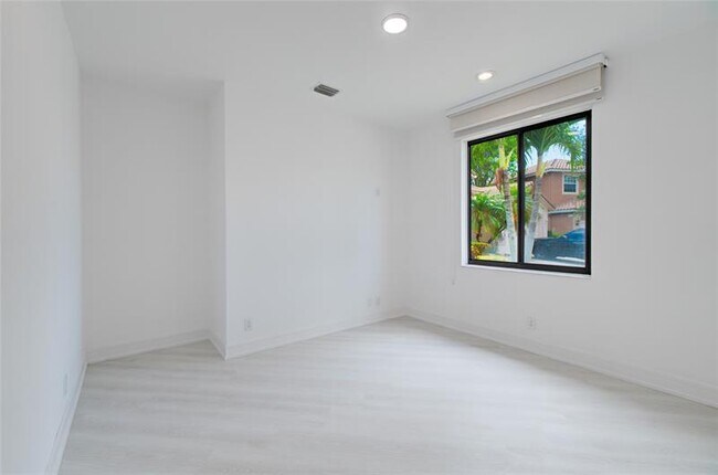 Building Photo - 2550 Jardin Terrace