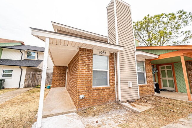Building Photo - Updated 2-Bed, 1.5-Bath Townhome in NW Nor...