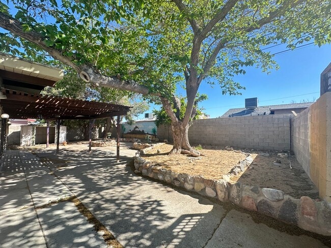 Building Photo - Washington & Jones