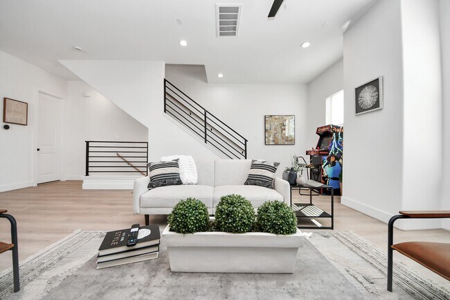 Building Photo - 2524 Live Oak St