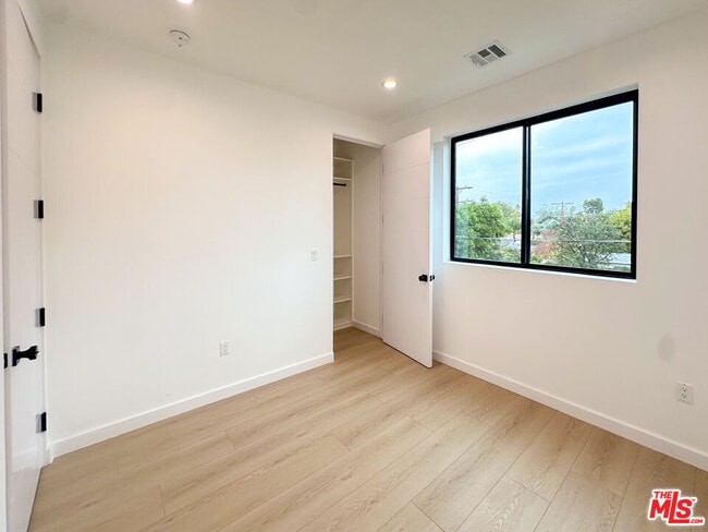 Building Photo - 13843 Burbank Blvd