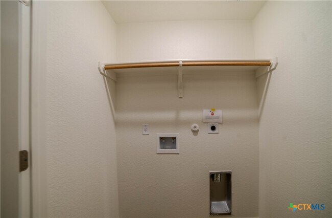 Building Photo - 907 Switchgrass Dr