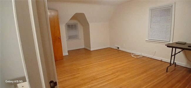 Building Photo - 183 Thorncliffe Dr