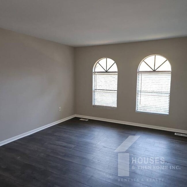 Building Photo - 28 Shore Dr