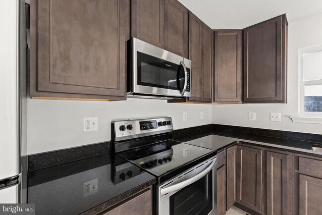 Building Photo - 64 Grant St