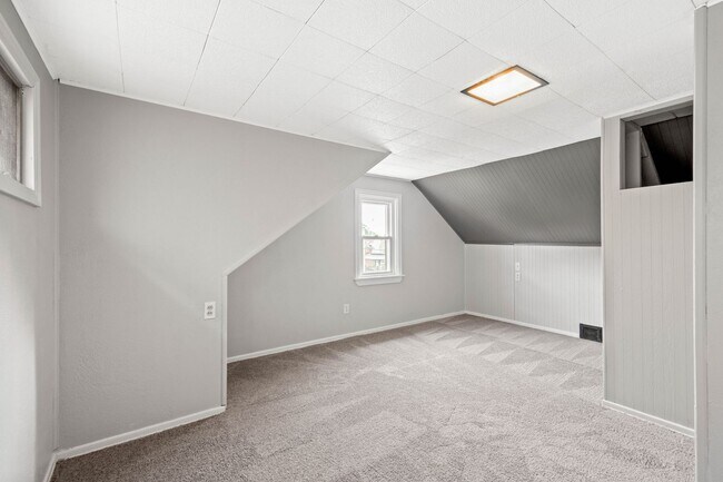 Building Photo - Stunning 3 bedroom home in Carrick available May 15!