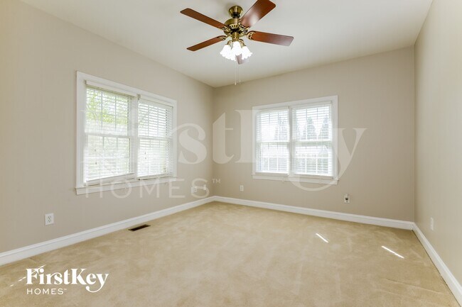 Building Photo - 121 Sawgrass Ln N