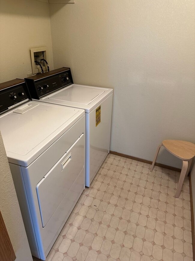 Building Photo - Amazing 2BR/2BA Townhome w/ Parking, In-Un...