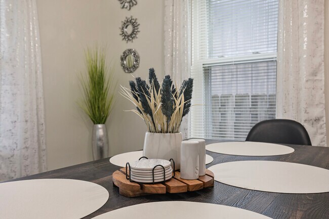 Building Photo - 366 N Hemlock Ave