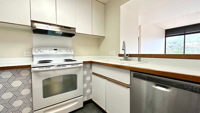 Building Photo - SPACIOUS 2 BED/2 BATH/1 PRKG & WASHER/DRYE...