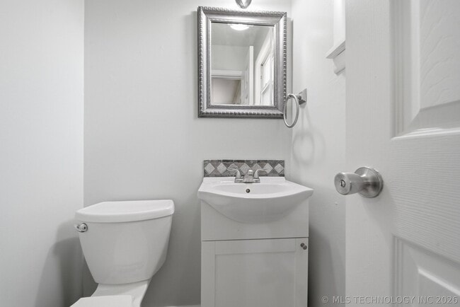 Building Photo - 805 S Cedar St