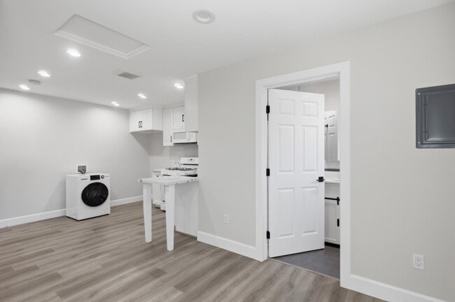 Building Photo - 10788 Mercer Ave