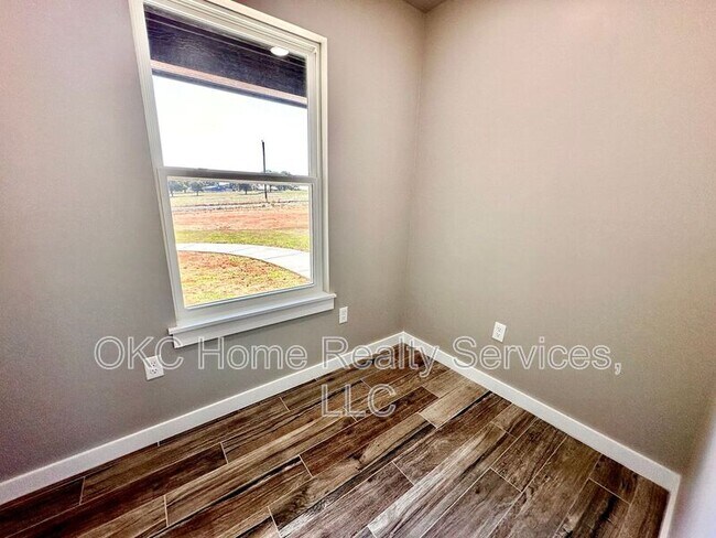 Building Photo - 2184 Hilltop Ln