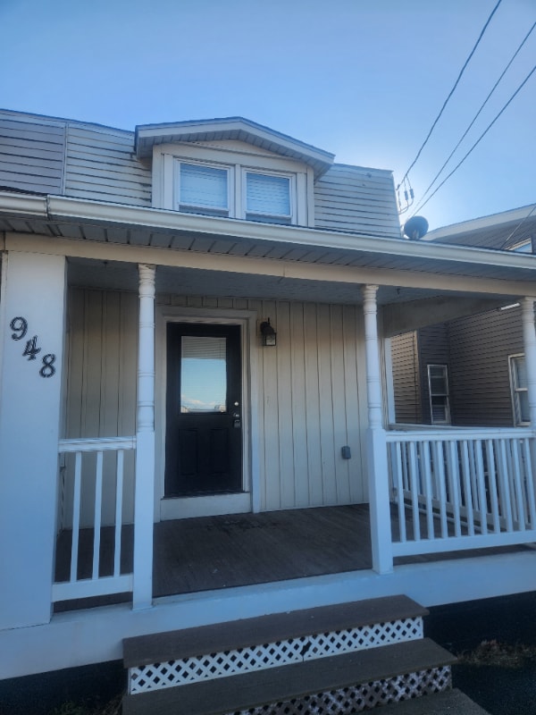 Building Photo - 948 W Main St