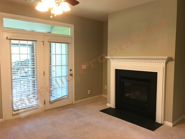 Building Photo - 3015 Freeport Dr