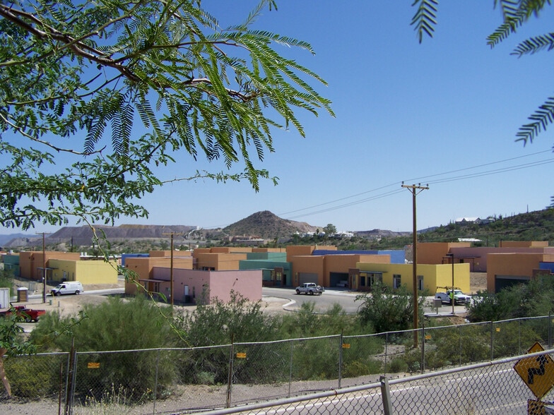 Building Photo - 901 W Esperanza Ave