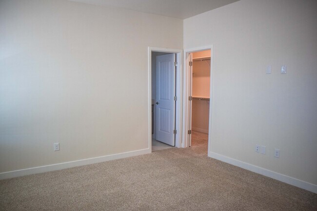 Building Photo - 3007 San Jenaro Dr