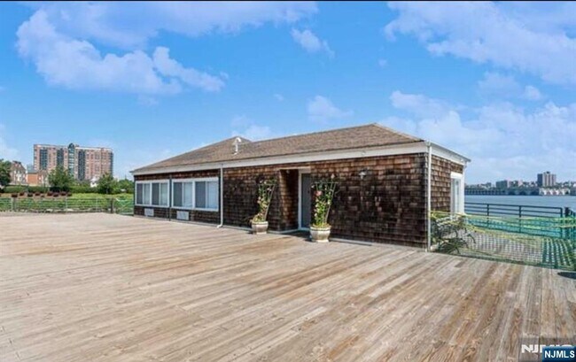 Building Photo - 200 Grand Cove Way
