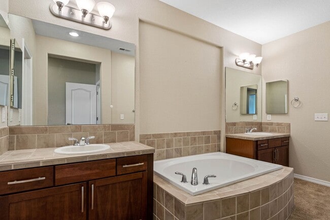 Building Photo - Spacious Townhome in Cherry Creek School District