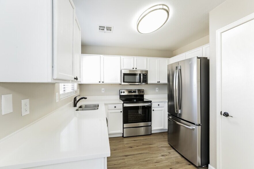 Building Photo - 2638 E Valencia Dr