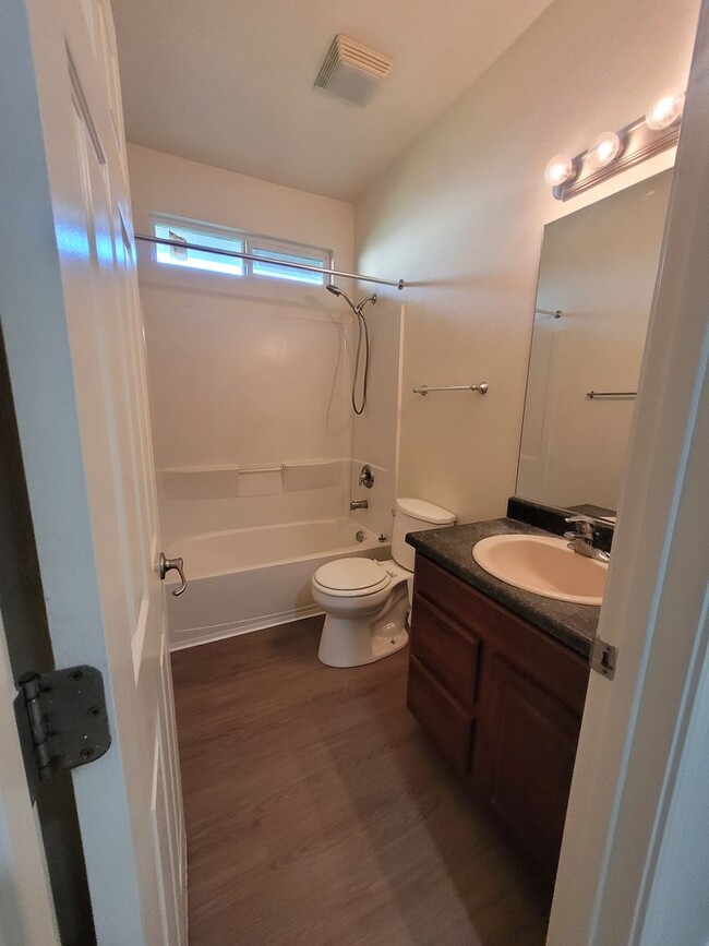 Building Photo - Three bedroom 1 bath with central heat and air