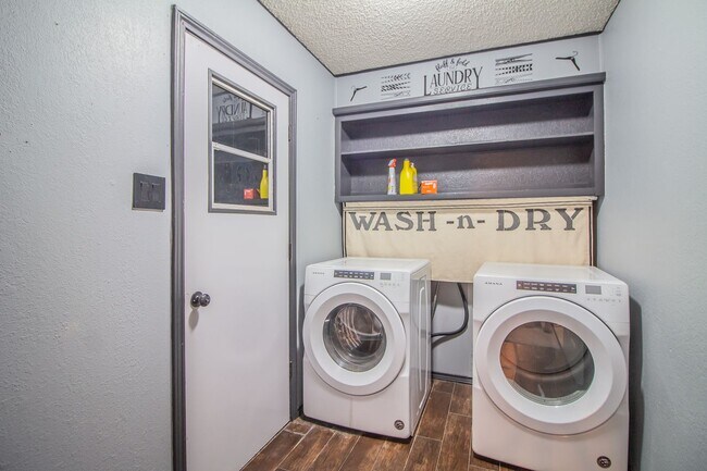 Building Photo - Charming home with updates!