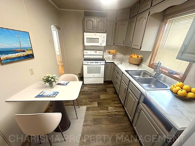 Building Photo - Spacious 2 Bedroom, 1.5 Bath Home, Newly U...