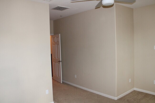 Building Photo - Beautiful 3 Bed, 3 Bath Condo in Perfect M...