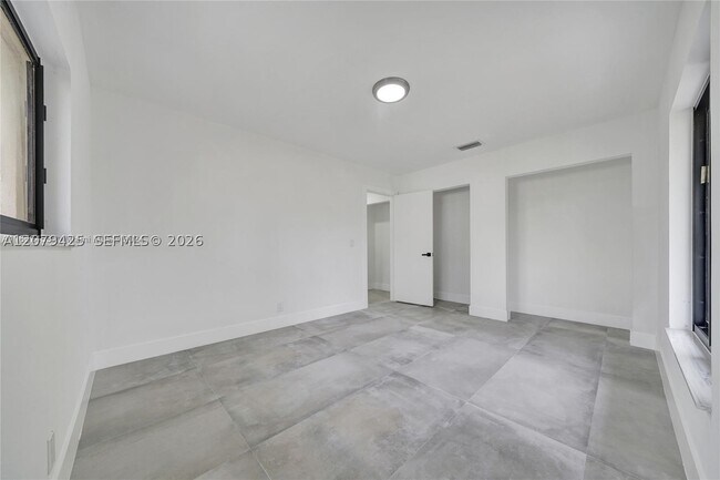 Building Photo - 3352 Lakeview Dr