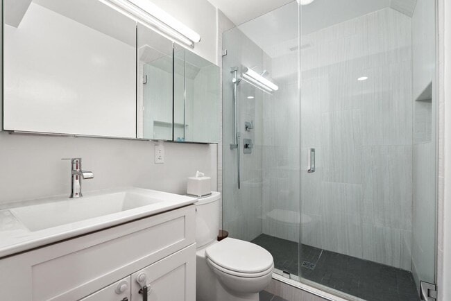 Building Photo - 1710 Summit Pl NW