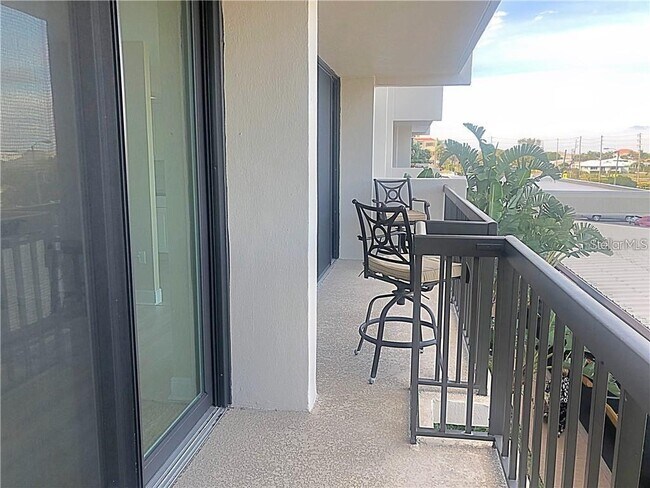 Building Photo - 400 Island Way