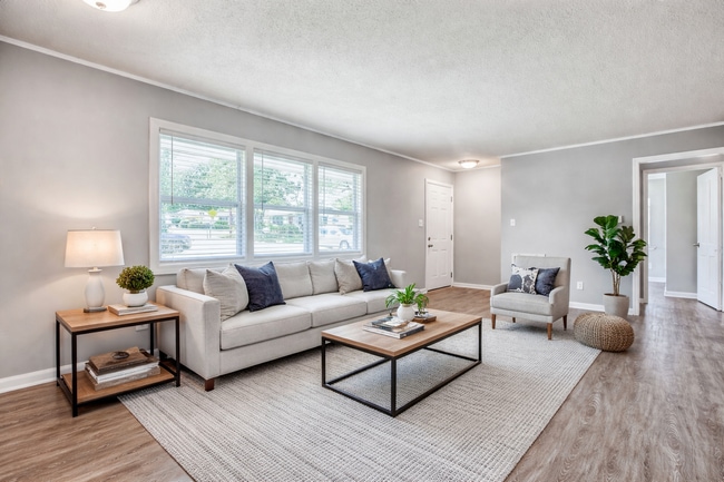 Building Photo - 2210 N Fernwood Dr