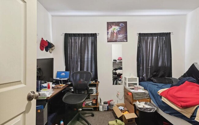 Building Photo - Stunning 6-Bedroom Townhome Near Temple University! Available August 2026!