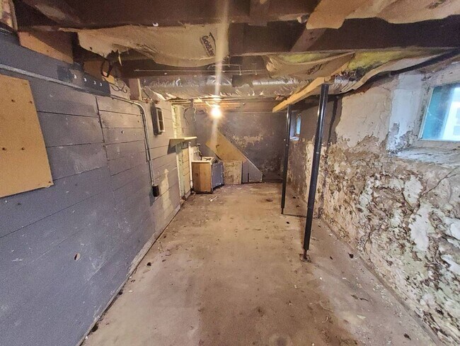 Building Photo - 373 Ahnaip Street