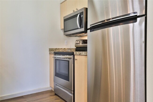 Building Photo - Cozy & Bright 2BD/2BTH Condo for Lease in ...