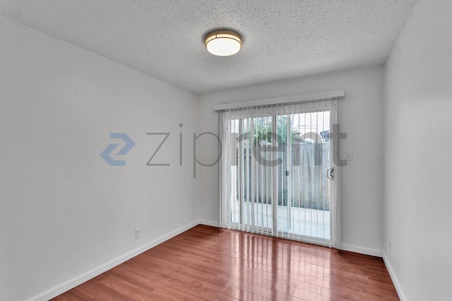 Building Photo - Unit B