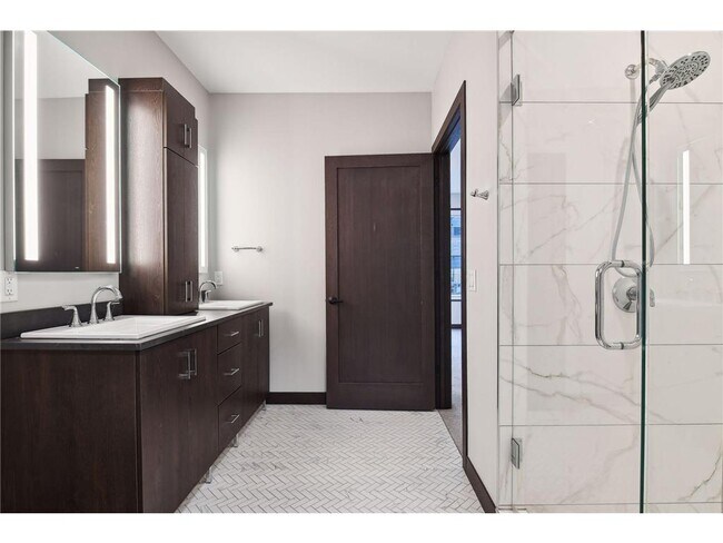 Building Photo - 253 Lake St E