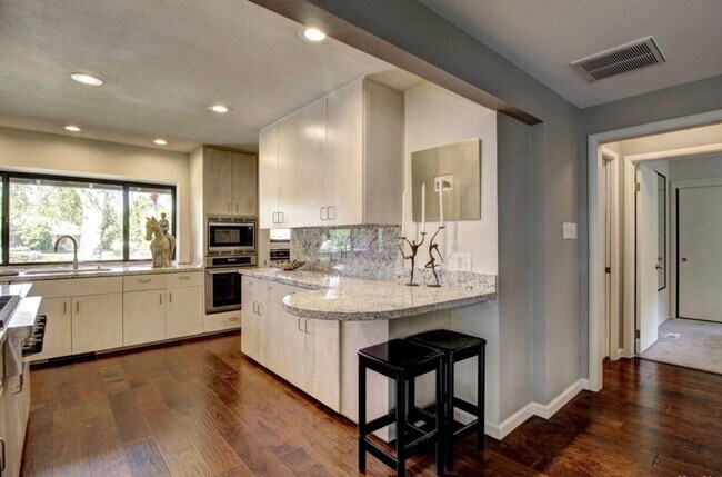 Building Photo - Elegant Fully Renovated 3/3 in Fair Oaks!