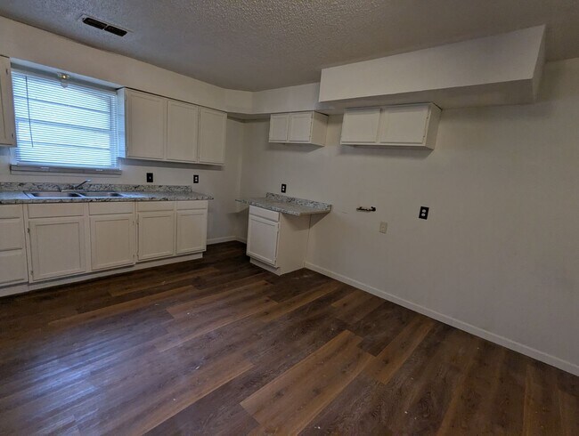 Building Photo - Spacious Updated 3 Bedroom Home