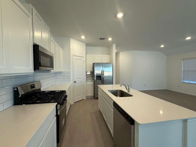 Building Photo - 577 Sormonne Lp