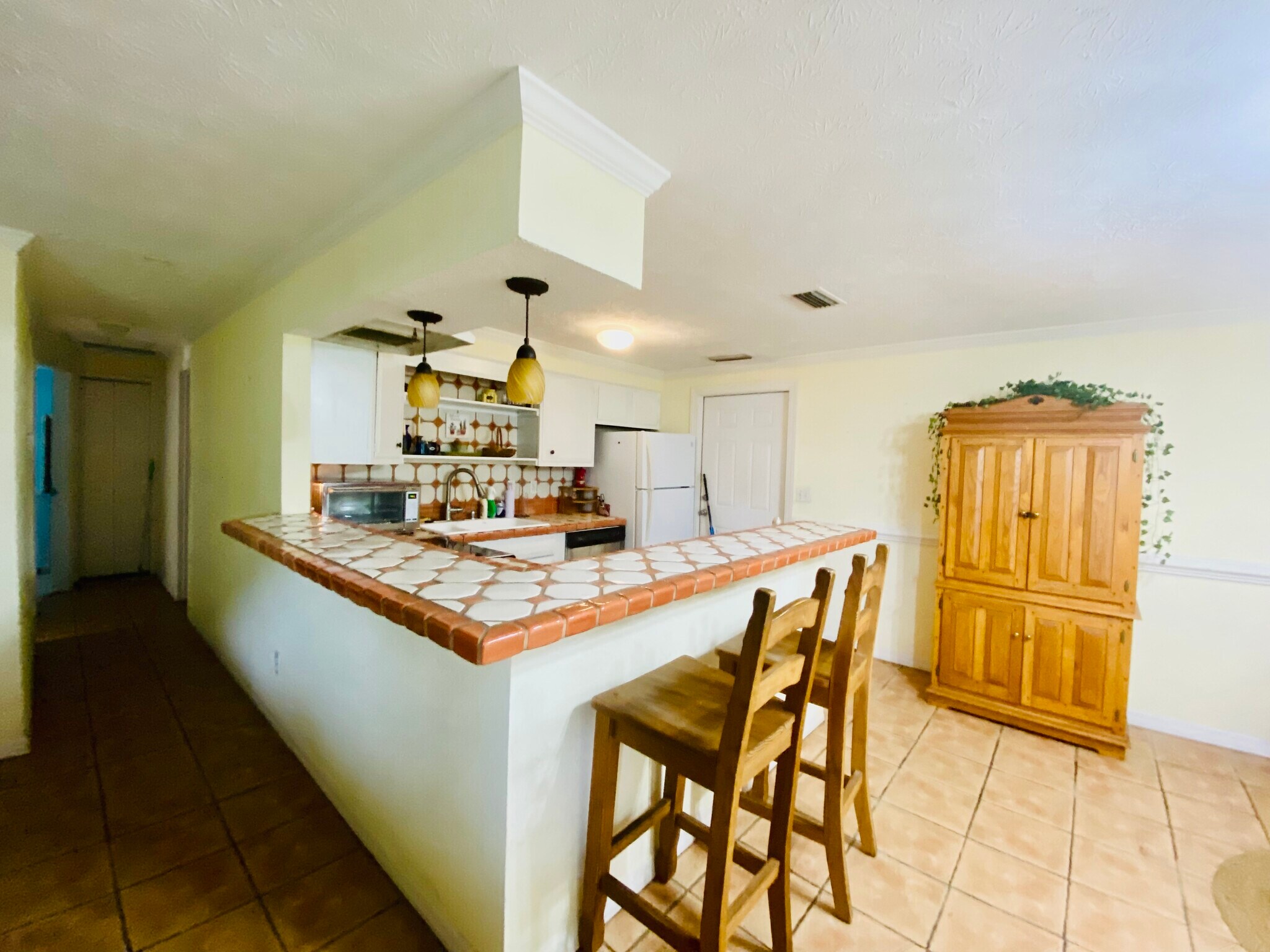 bar seating for entertaining - 110 B St
