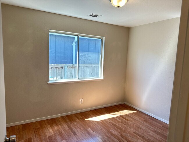 Building Photo - Nice & Quiet single family home in the cen...