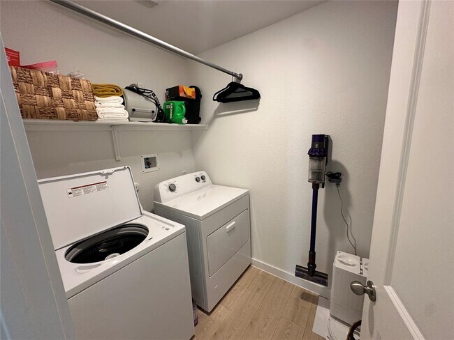 Building Photo - 9613 Oxbow Strap Dr