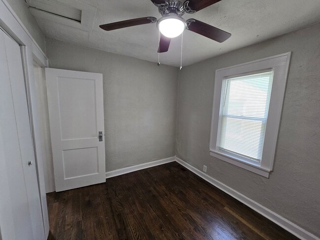 Building Photo - Cozy 2 Bedroom