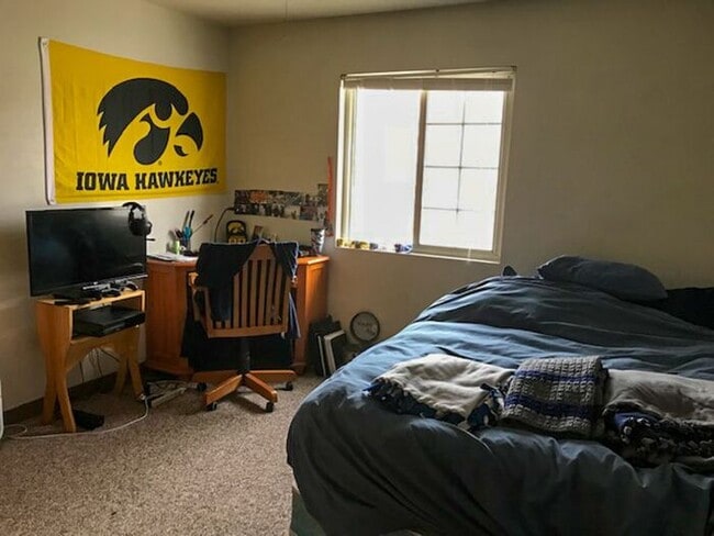 Building Photo - $2500* | ROOMMATE WANTED | 5 Bedroom, 2 Bathroom Apartment | Cat Friendly | Available for August ...